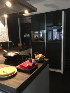 Complete, moderne keuken met inbouw apparatuur, vaatwasser, mega koelkast, inductie kookplaat en combioven. T.e.a.b. op de Jeltewei 170, Hommerts